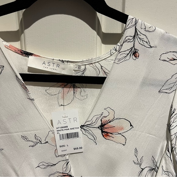 BNWT ASTR the label Wrap Floral Blouse - Picture 2 of 4